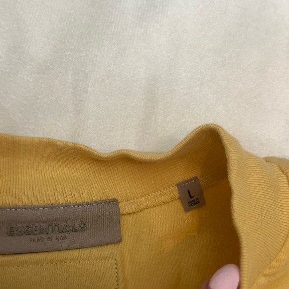 Fear of God Essentials SS Light Tuscan T Shirt Size Large 51455 - Picture 4 of 12